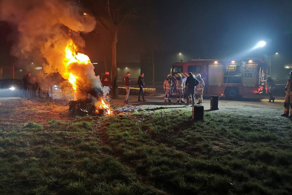 Stapel kerstbomen in brand gestoken