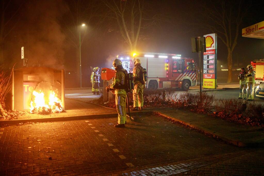 Brand tegen container bij tankstation
