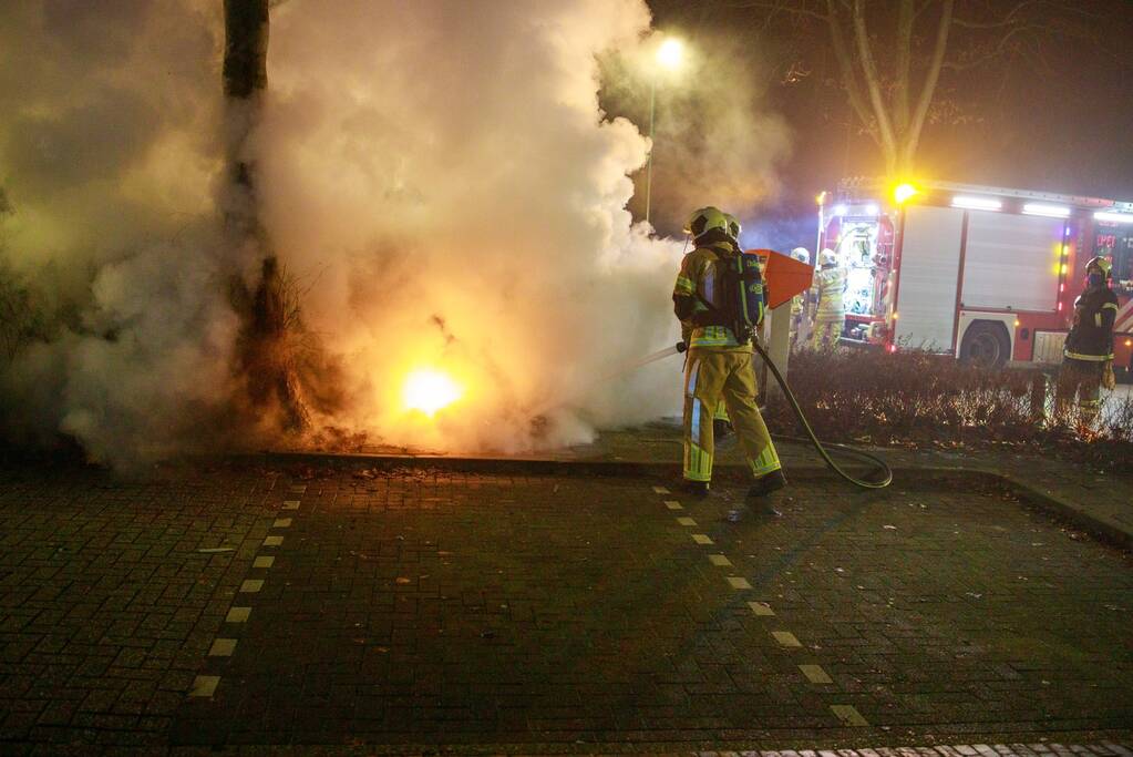 Brand tegen container bij tankstation