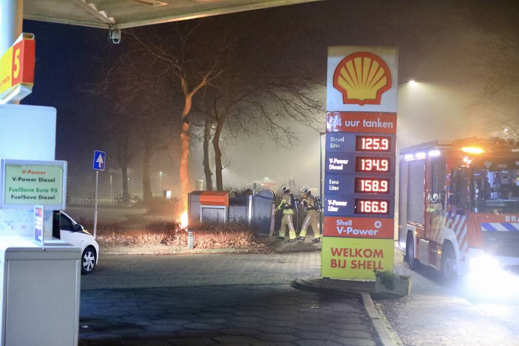 Brand tegen container bij tankstation
