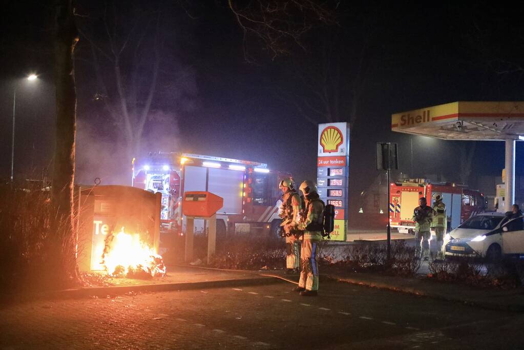 Brand tegen container bij tankstation