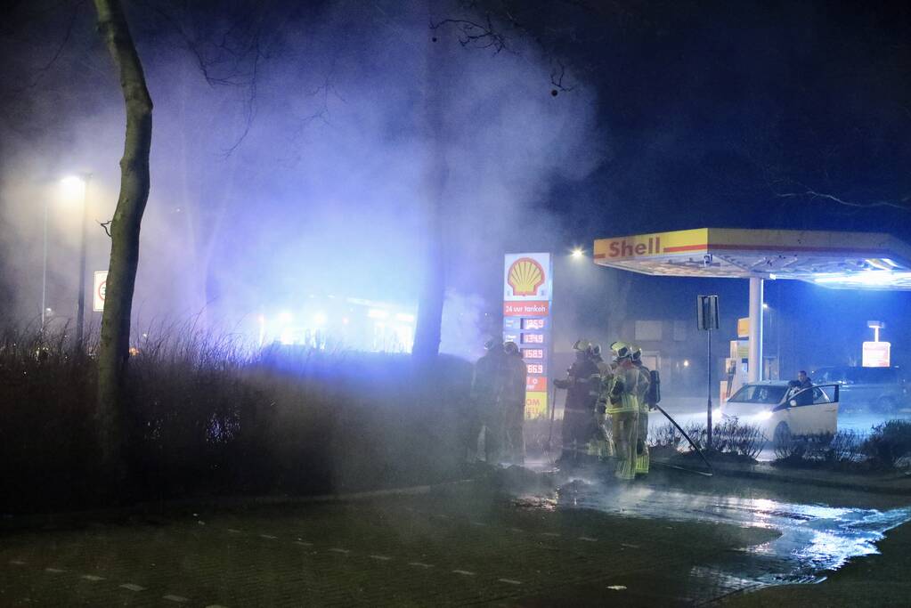 Brand tegen container bij tankstation