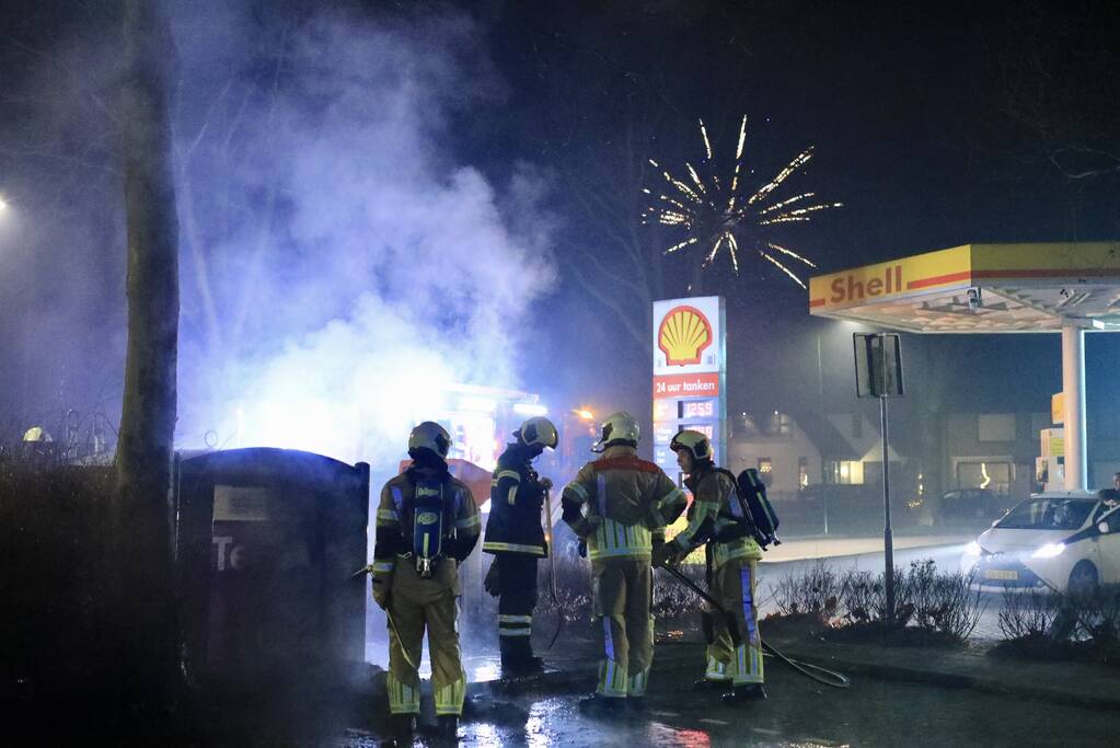 Brand tegen container bij tankstation