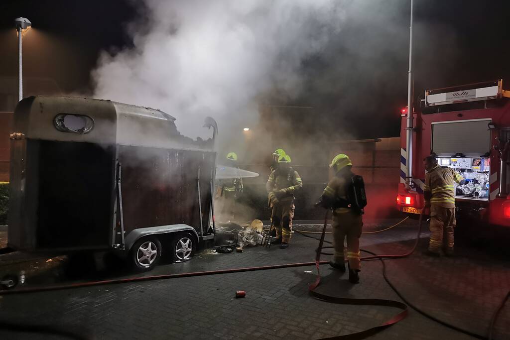 Paardentrailer in brand gestoken