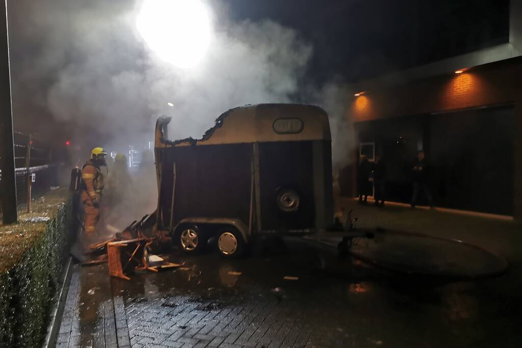 Paardentrailer in brand gestoken