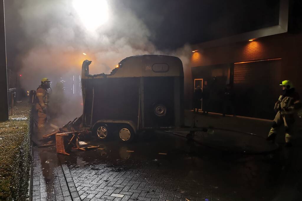 Paardentrailer in brand gestoken