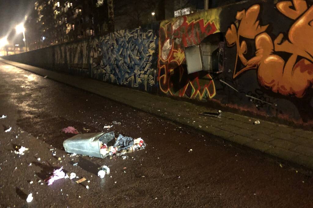 Prullenbak opgeblazen