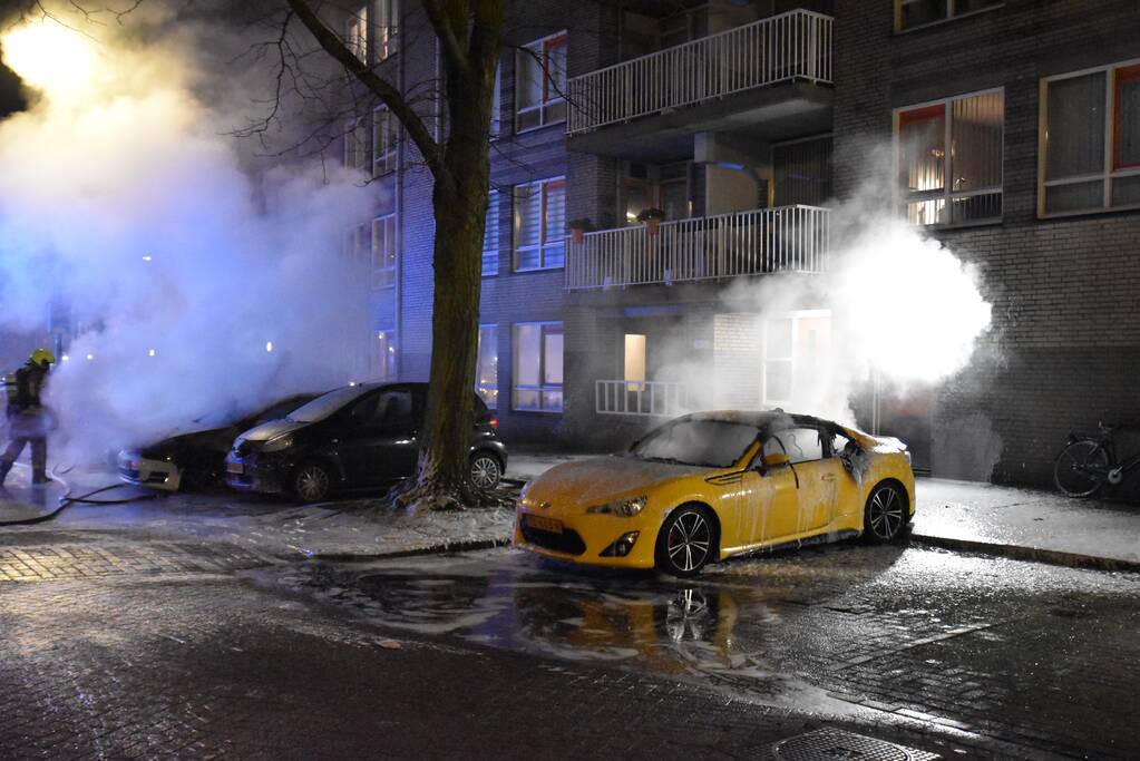 Twee auto's verwoest door brand