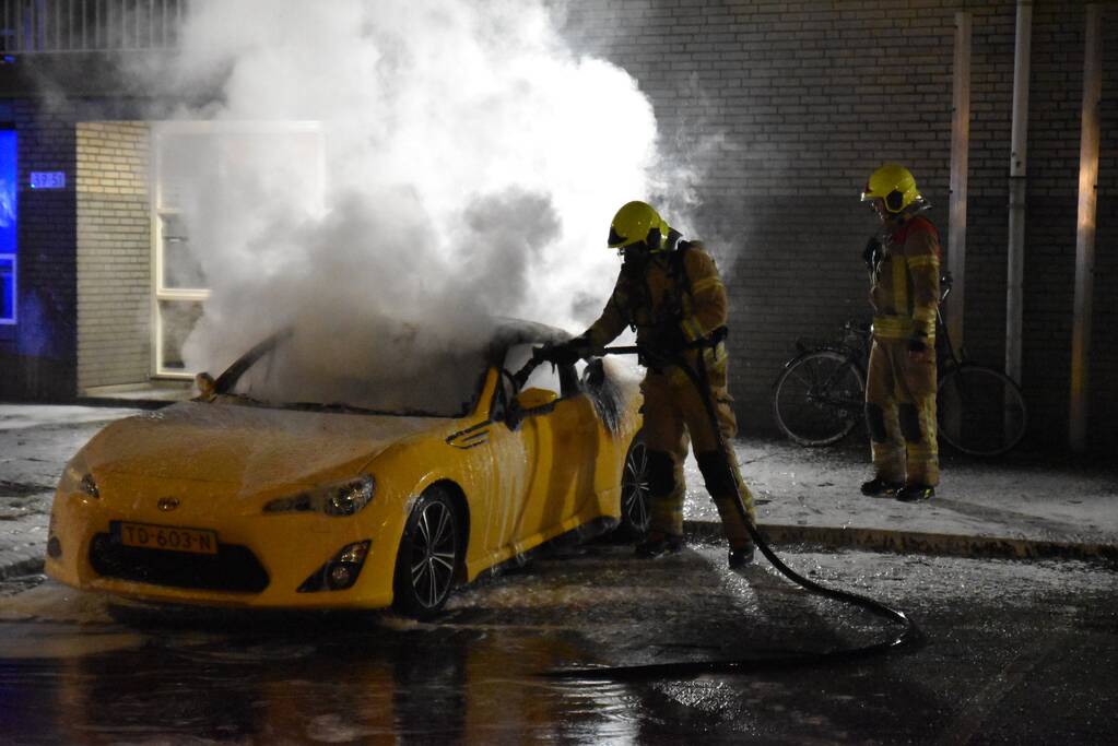 Twee auto's verwoest door brand