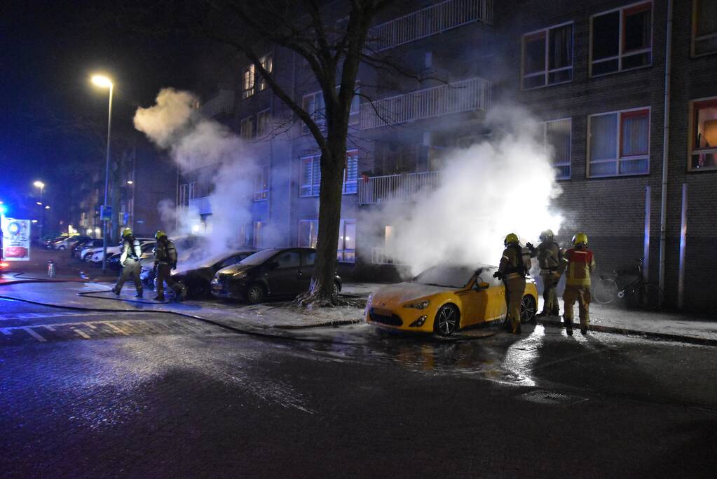 Twee auto's verwoest door brand