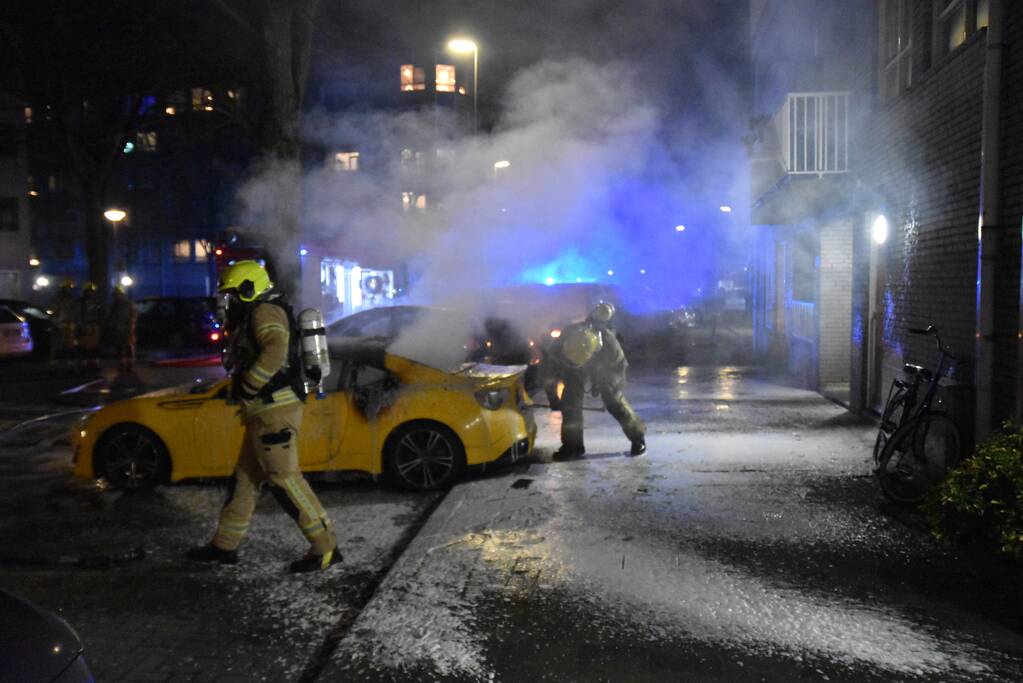 Twee auto's verwoest door brand