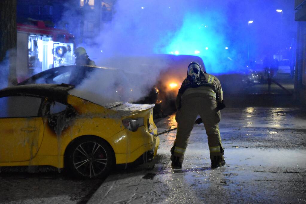 Twee auto's verwoest door brand