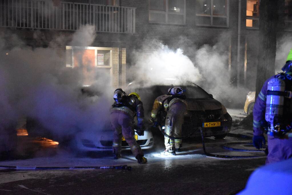 Twee auto's verwoest door brand