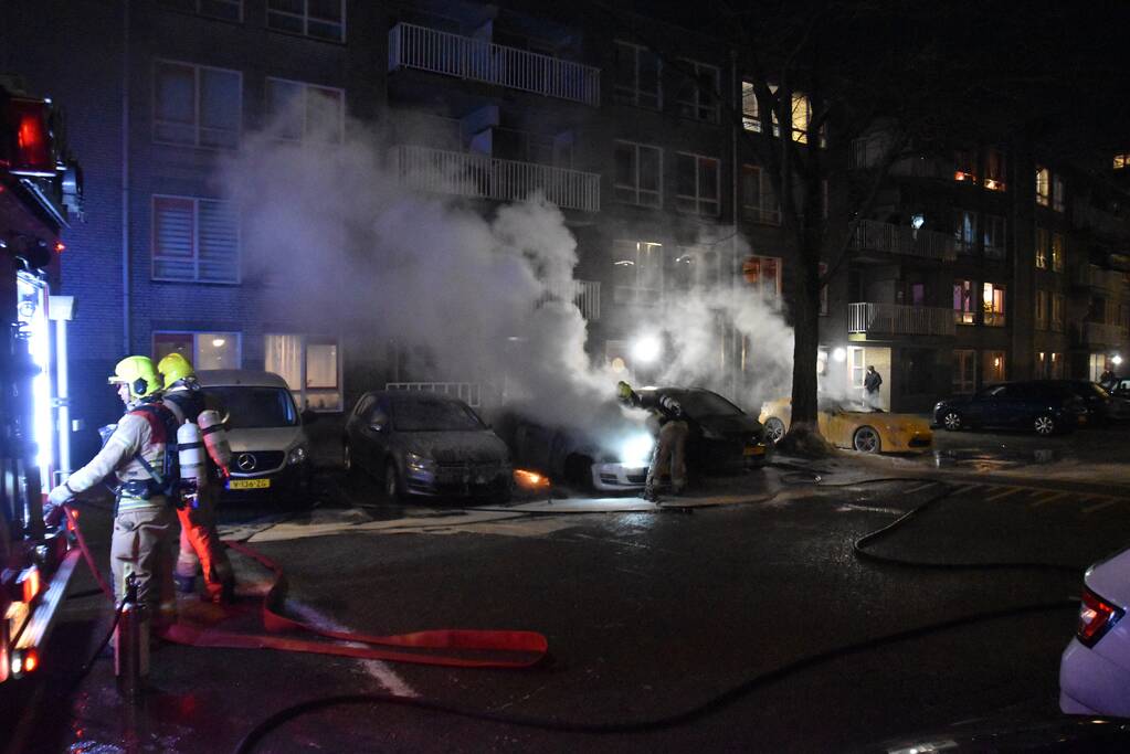 Twee auto's verwoest door brand