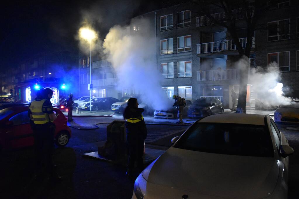 Twee auto's verwoest door brand