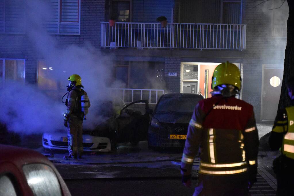 Twee auto's verwoest door brand