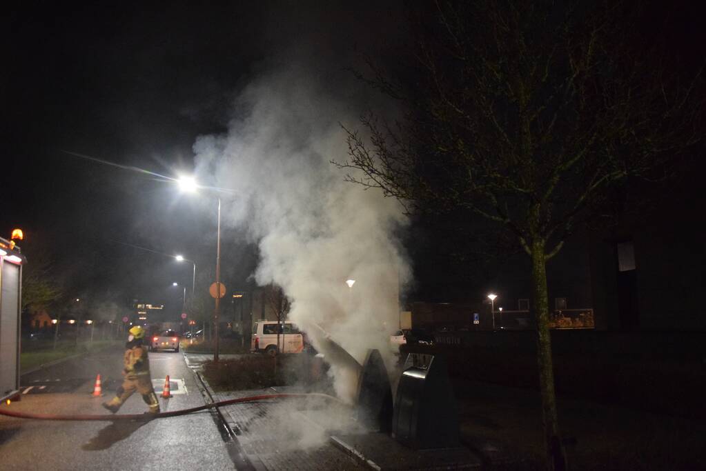 Veel rook bij brand in ondergrondse container