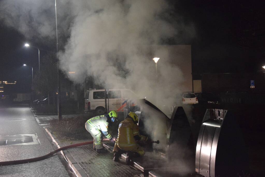 Veel rook bij brand in ondergrondse container