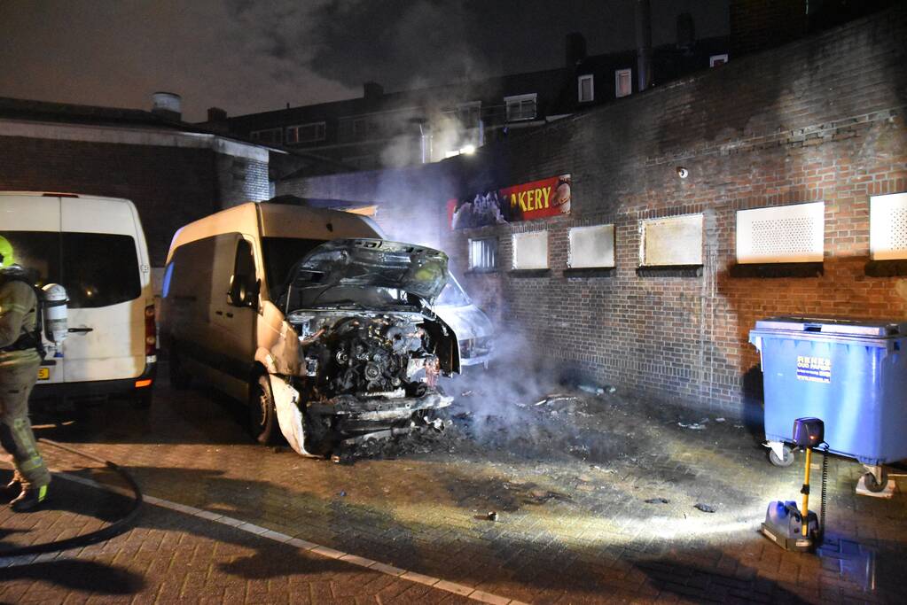 Twee bestelbussen uitgebrand bij bakkerij