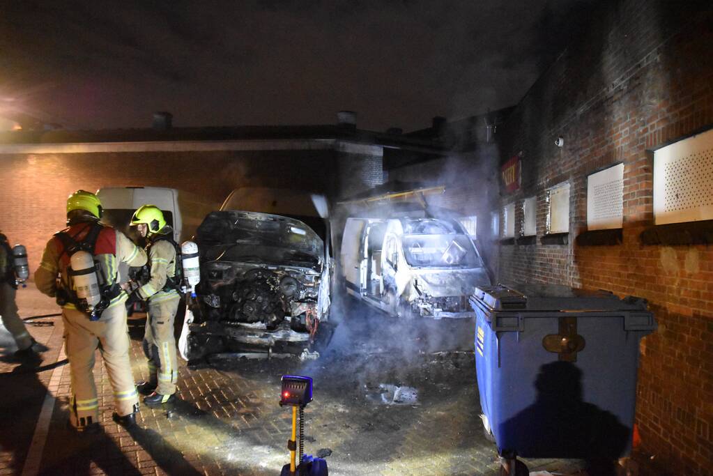 Twee bestelbussen uitgebrand bij bakkerij