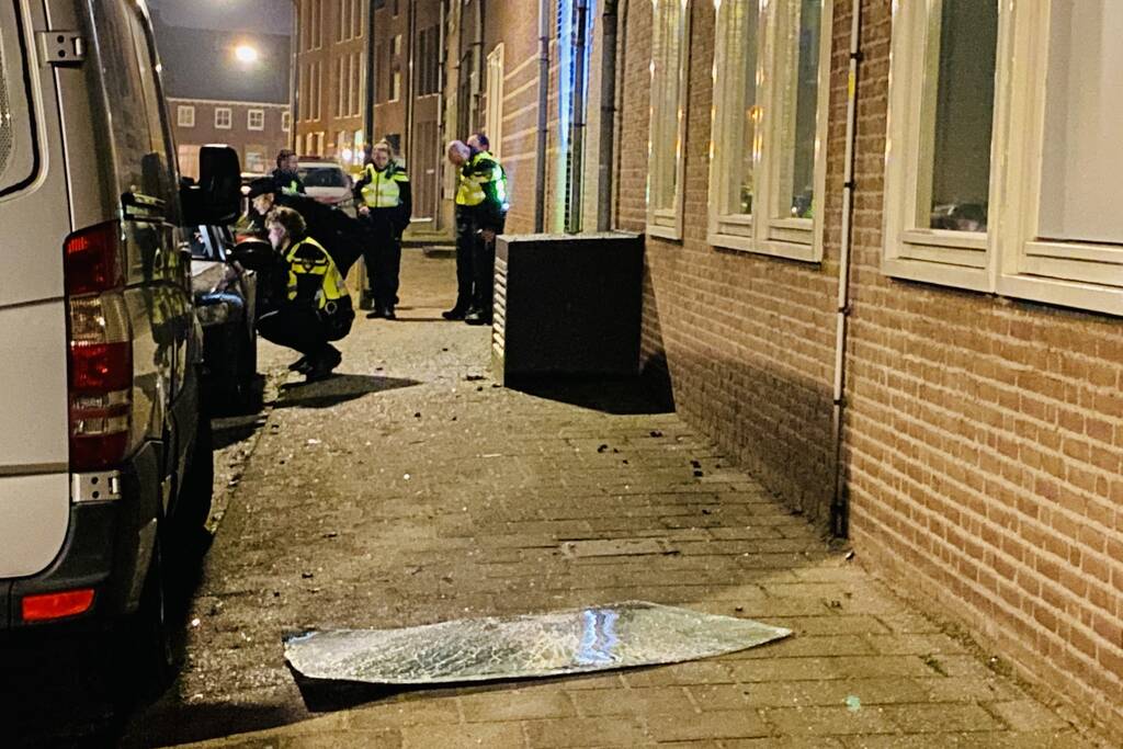 Auto opgeblazen door zwaar vuurwerk