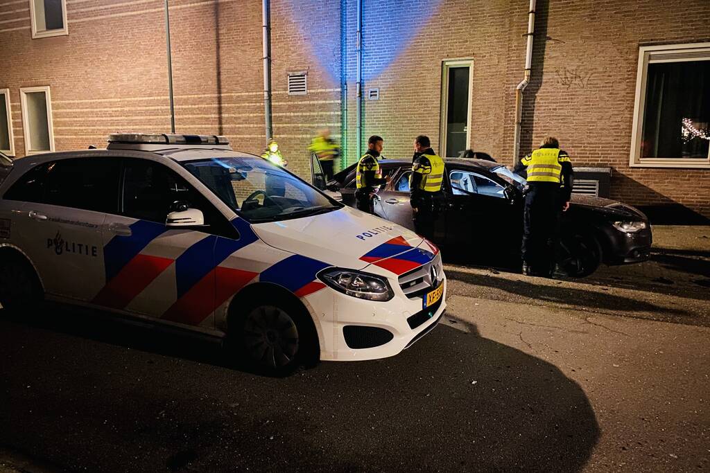 Auto opgeblazen door zwaar vuurwerk