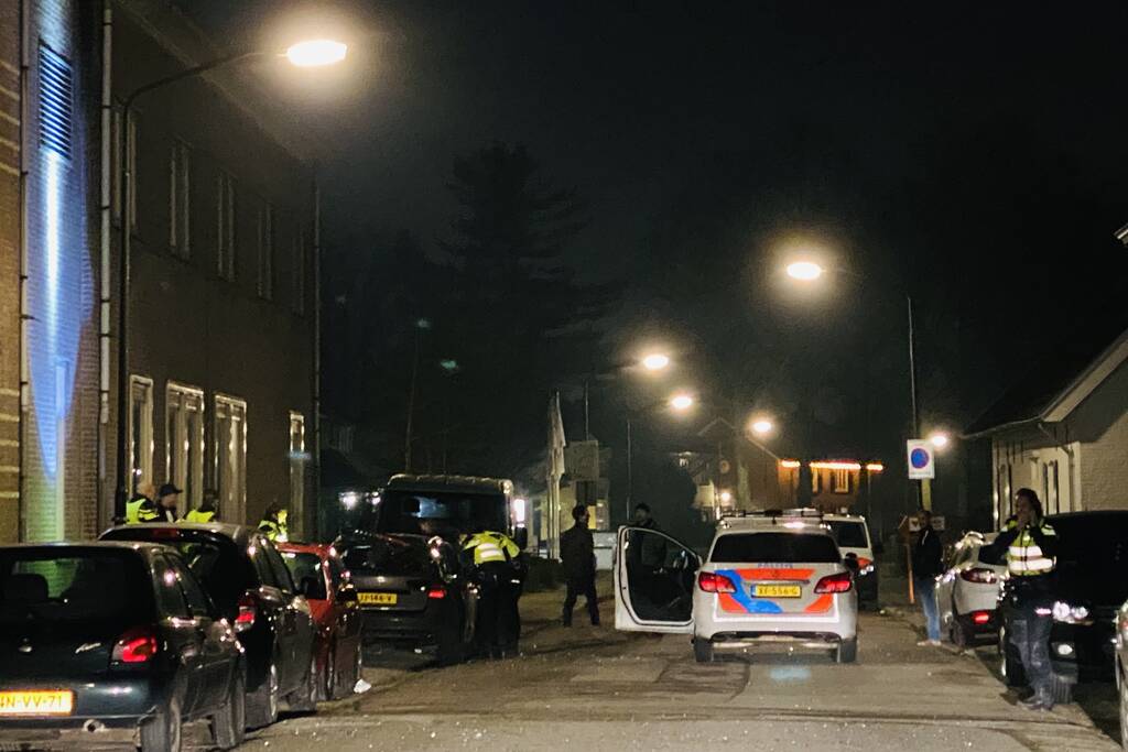 Auto opgeblazen door zwaar vuurwerk