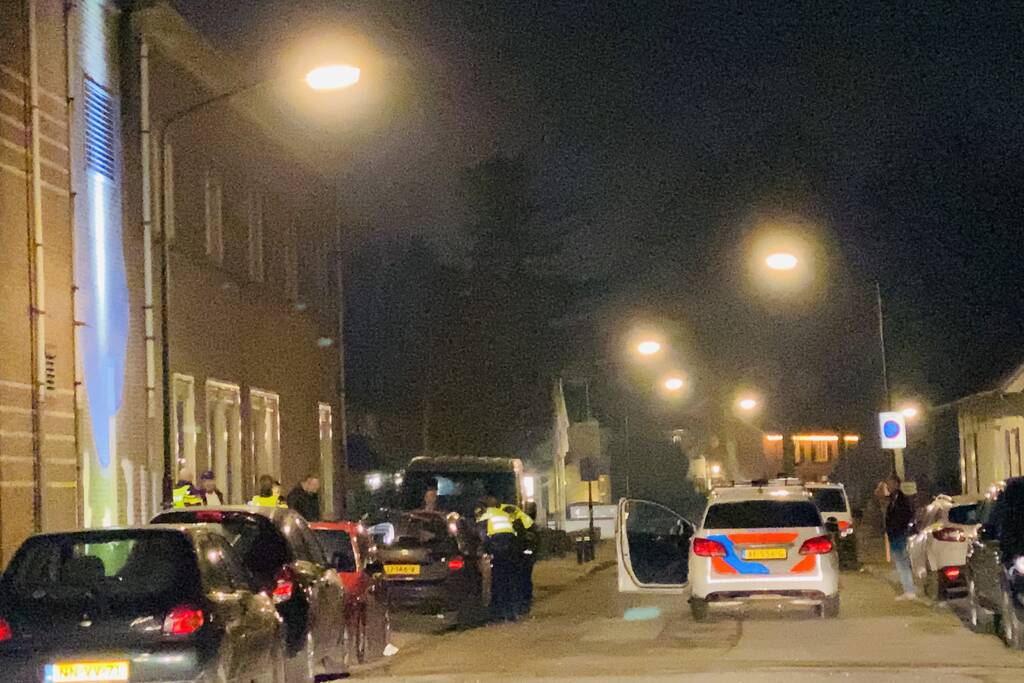 Auto opgeblazen door zwaar vuurwerk