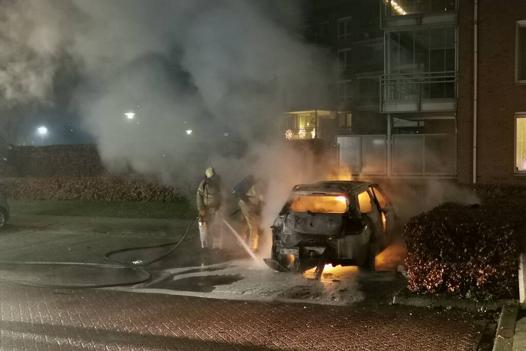 Auto volledig verwoest door brand