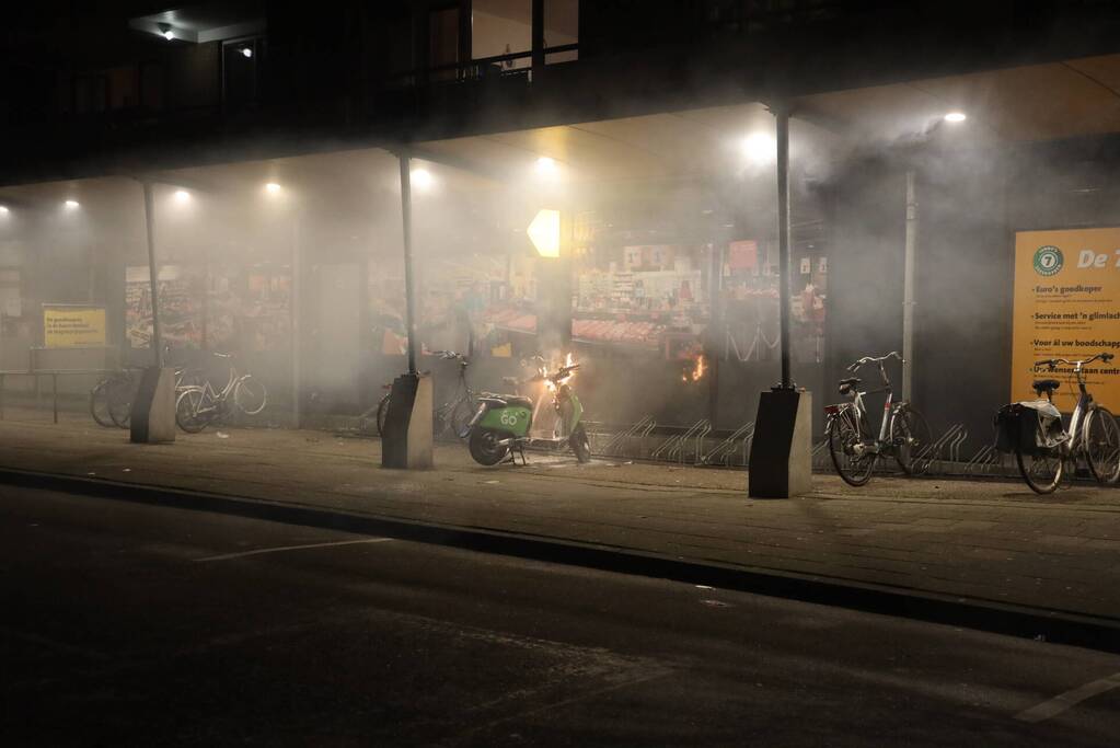 Deelscooter verwoest door brand