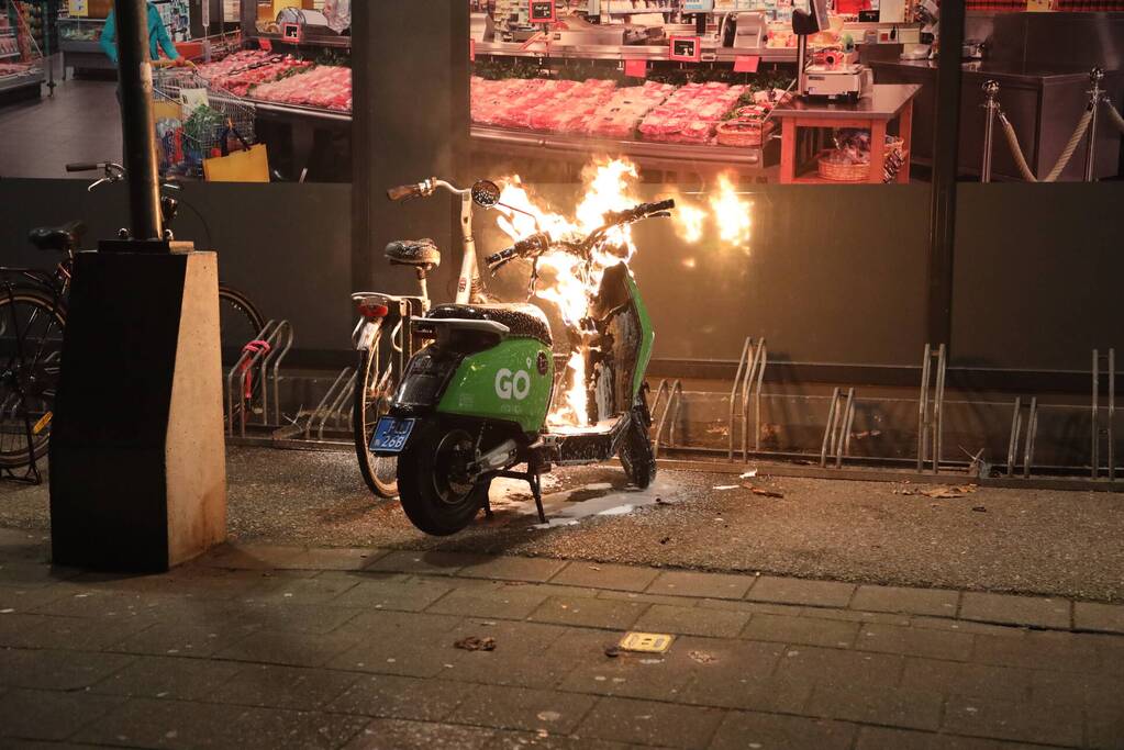 Deelscooter verwoest door brand