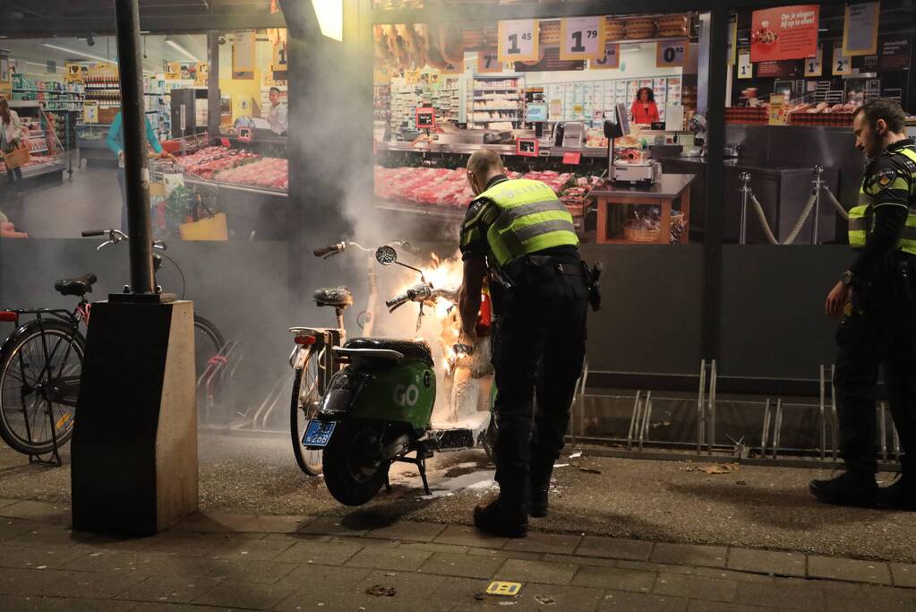 Deelscooter verwoest door brand