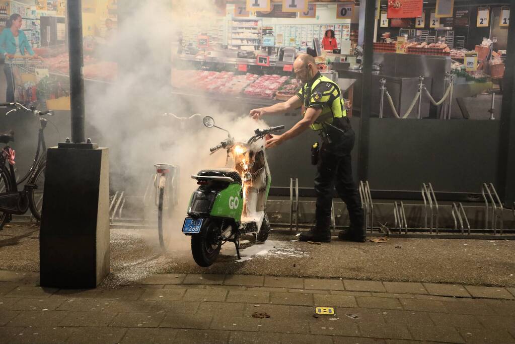 Deelscooter verwoest door brand