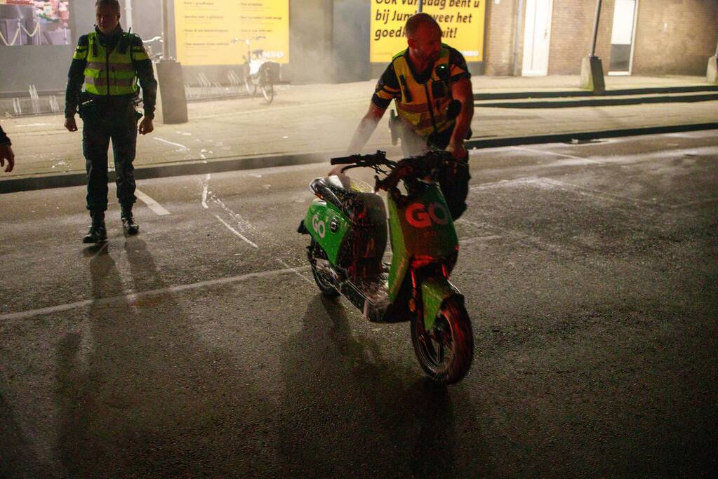 Deelscooter verwoest door brand