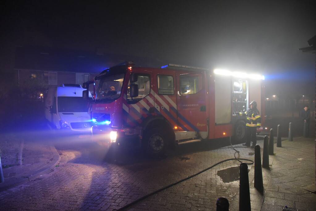 Brandweer voorkomt brandoverslag naar auto