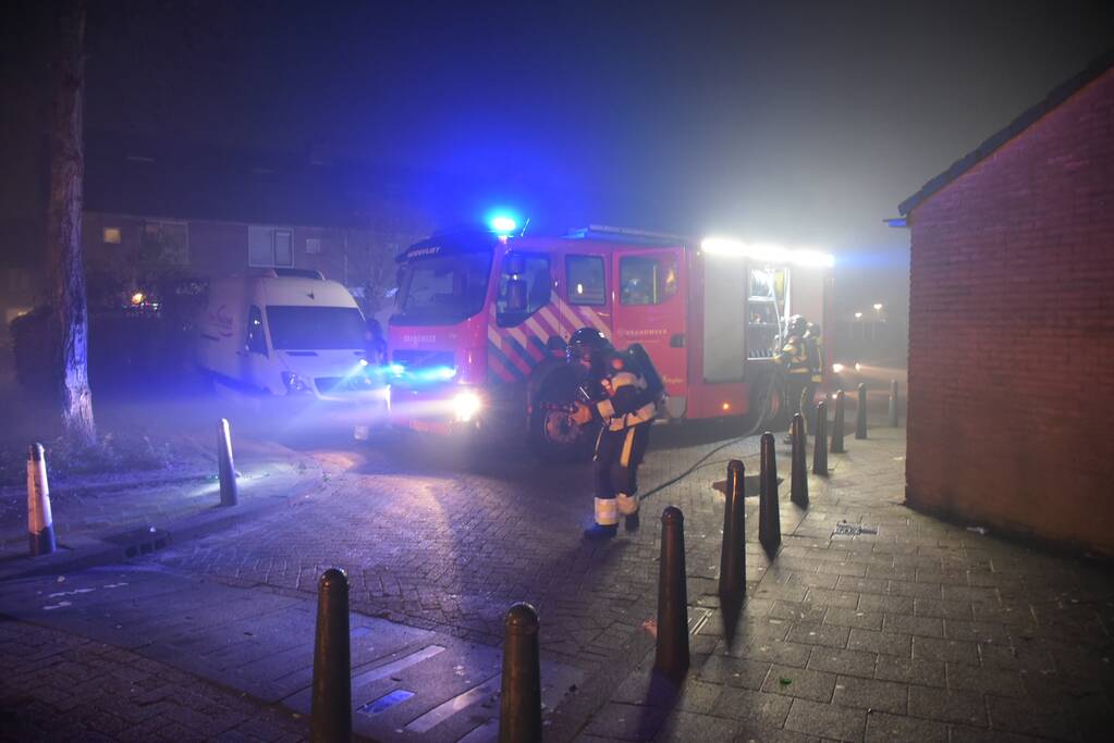 Brandweer voorkomt brandoverslag naar auto