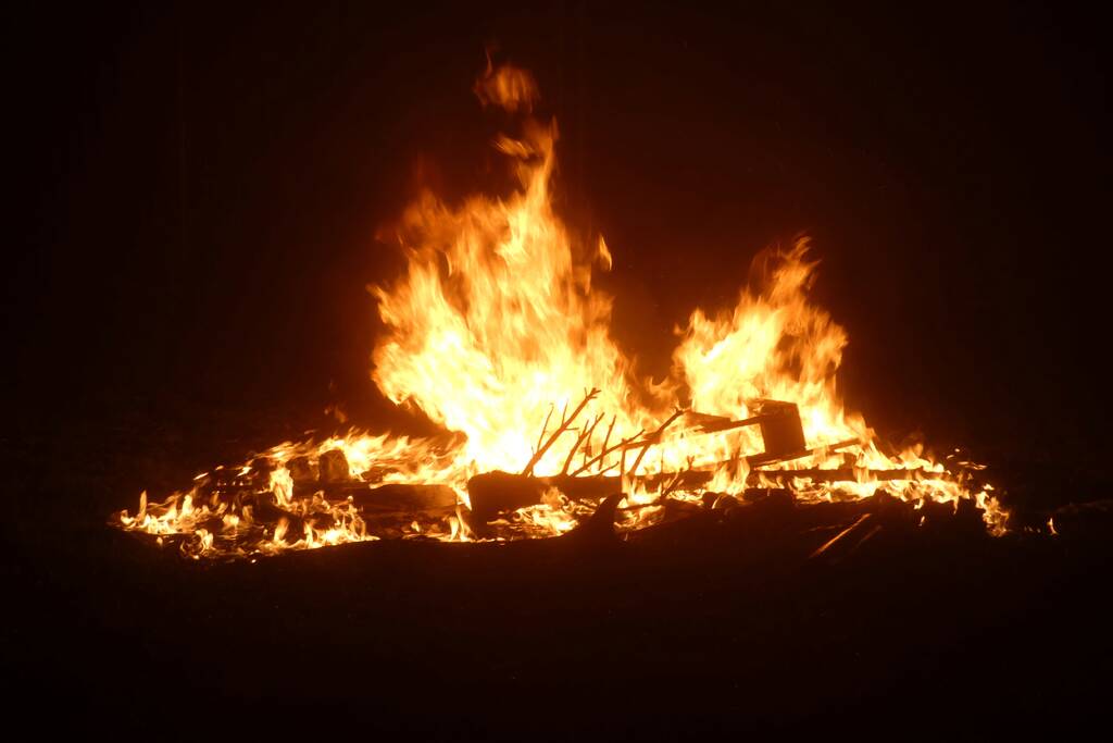 Berg bouwafval uitgebrand