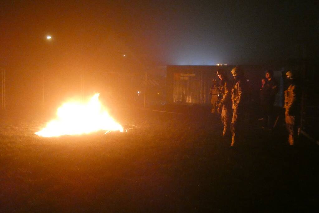 Berg bouwafval uitgebrand