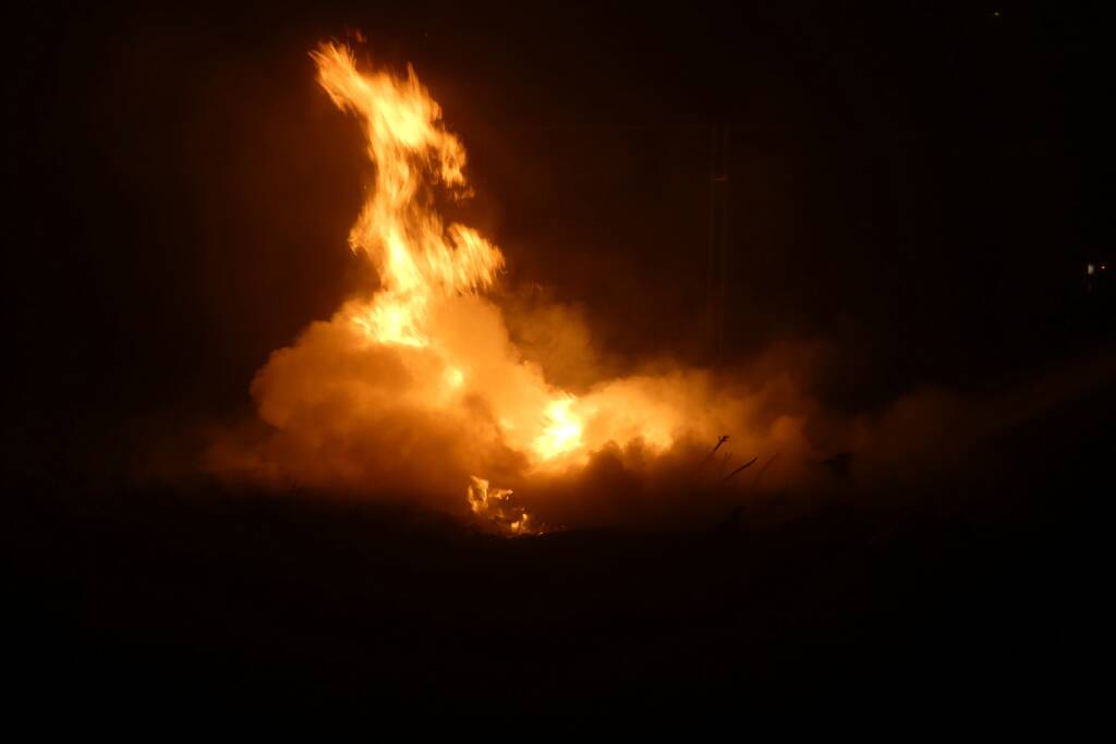 Berg bouwafval uitgebrand