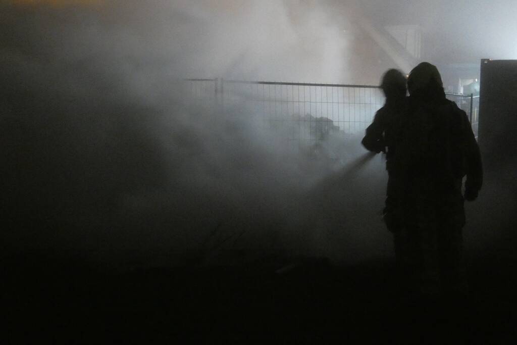 Berg bouwafval uitgebrand