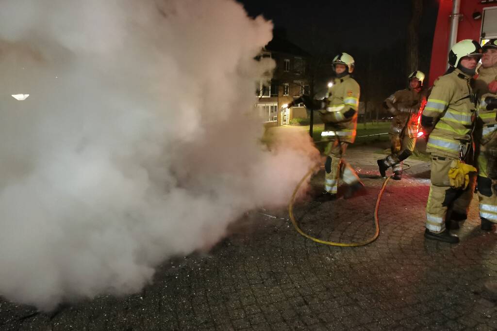 Berg afval in brand gestoken