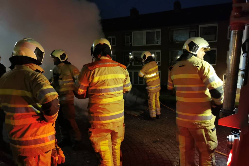 Berg afval in brand gestoken