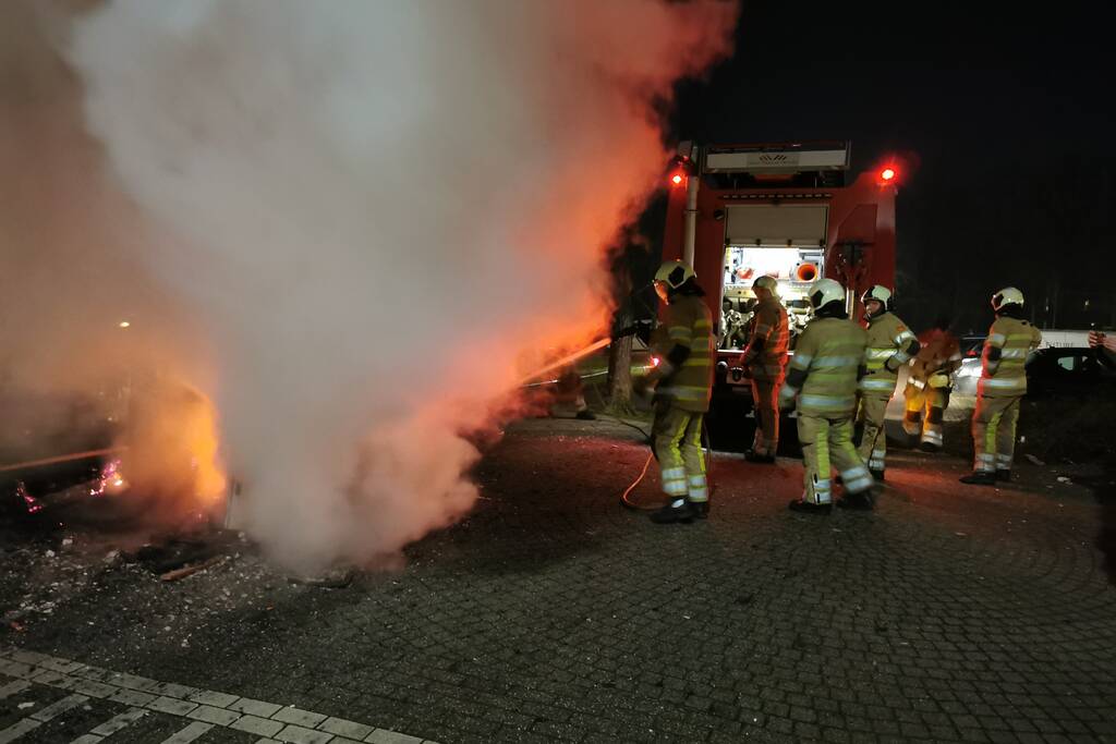 Berg afval in brand gestoken