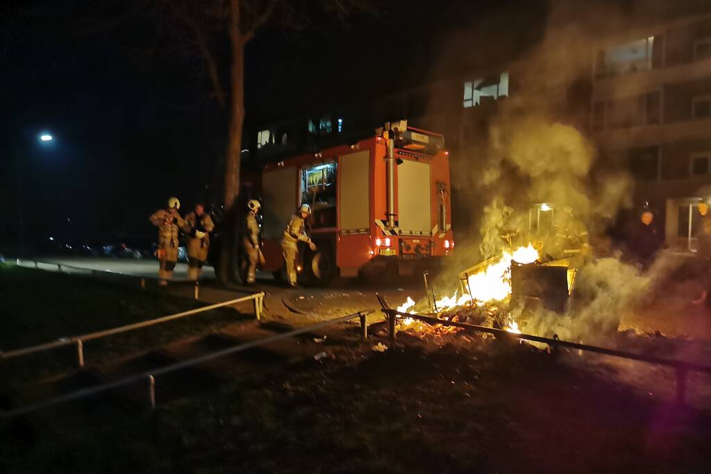 Berg afval in brand gestoken