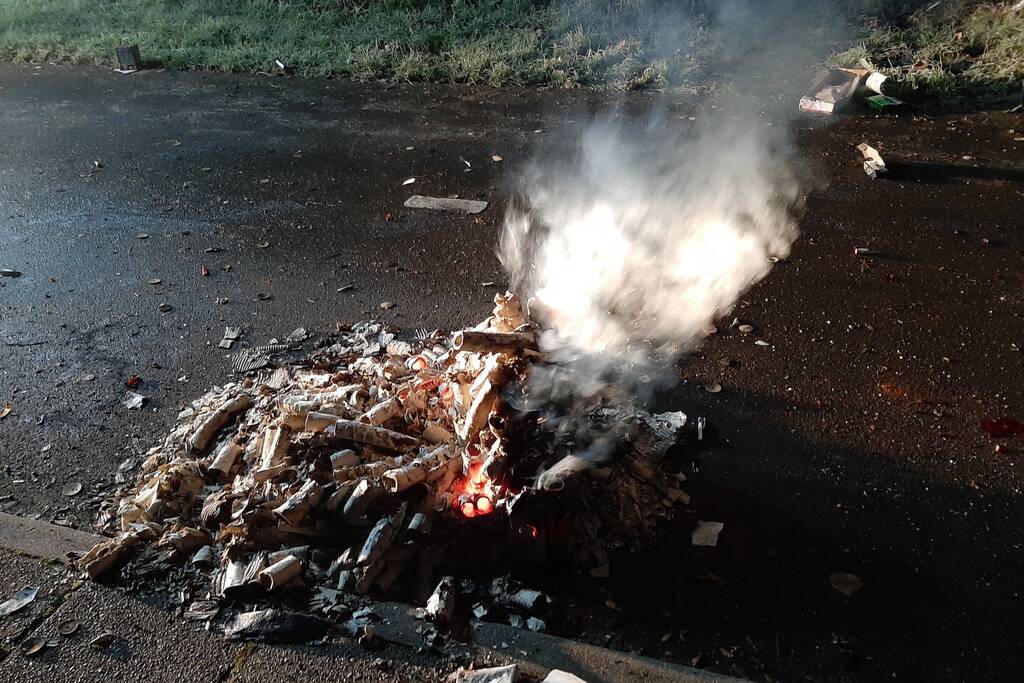 Vuurwerkafval in brand en snel geblust