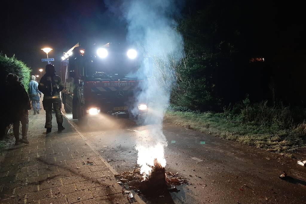 Vuurwerkafval in brand en snel geblust