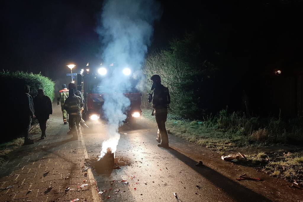 Vuurwerkafval in brand en snel geblust