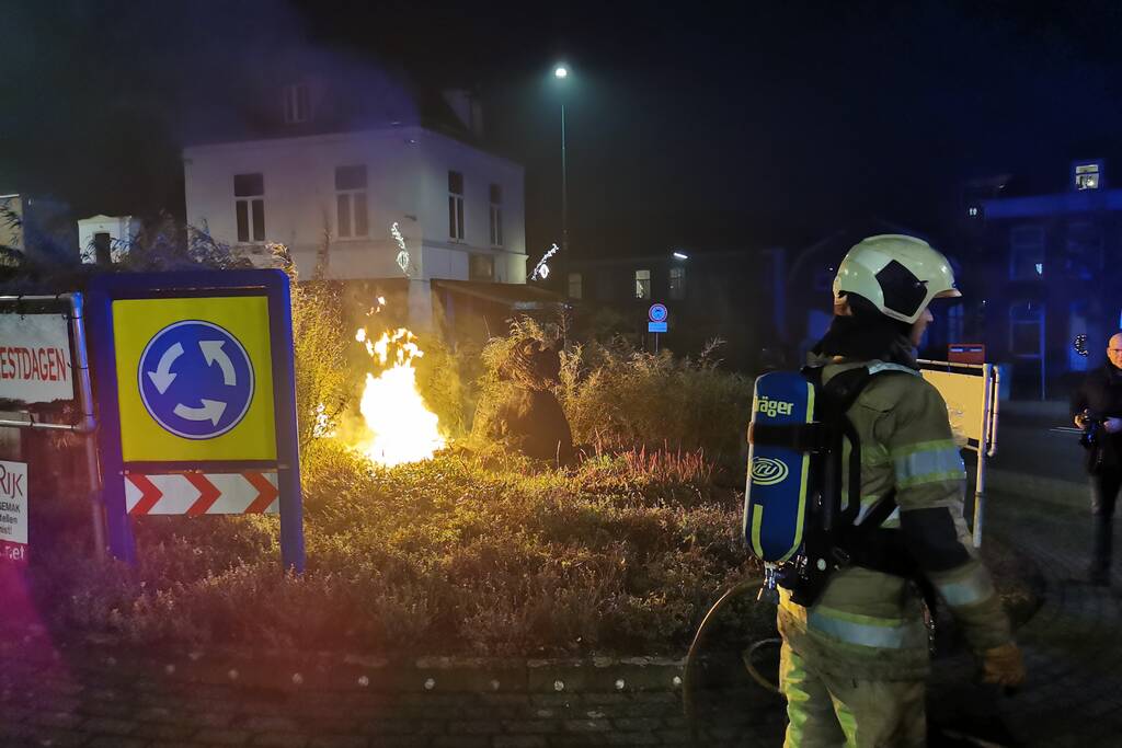 Beren op rotonde opgeblazen door vuurwerk