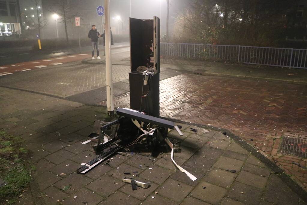 Scooter en parkeerautomaat verwoest door brand