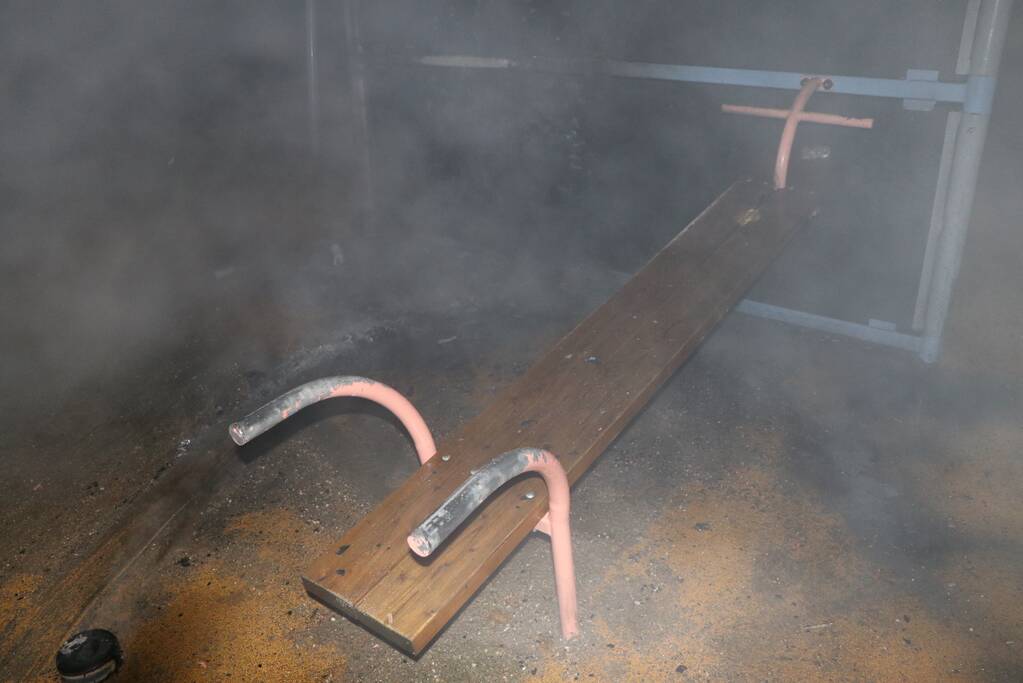 Scooter en parkeerautomaat verwoest door brand